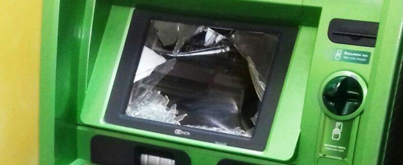 В Череповце озлобленный таксист пытался победить банкомат с помощью мусорного ведра